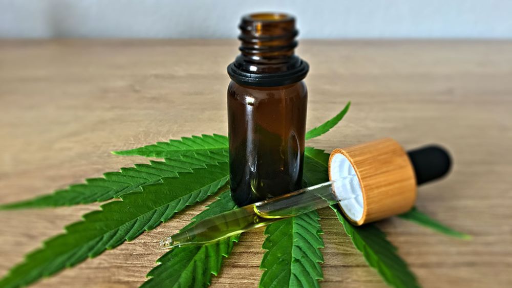 CBD lahvička s oleje s potencionální využití na kvalitní život a zdraví 